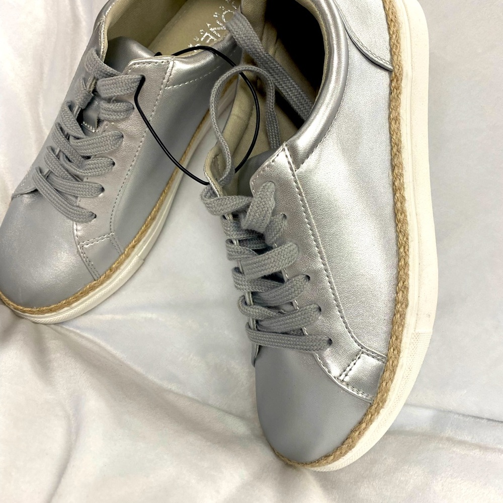 New Size 7.5 w braided bordering. Logo patch in back Lace-up. Metallic color.